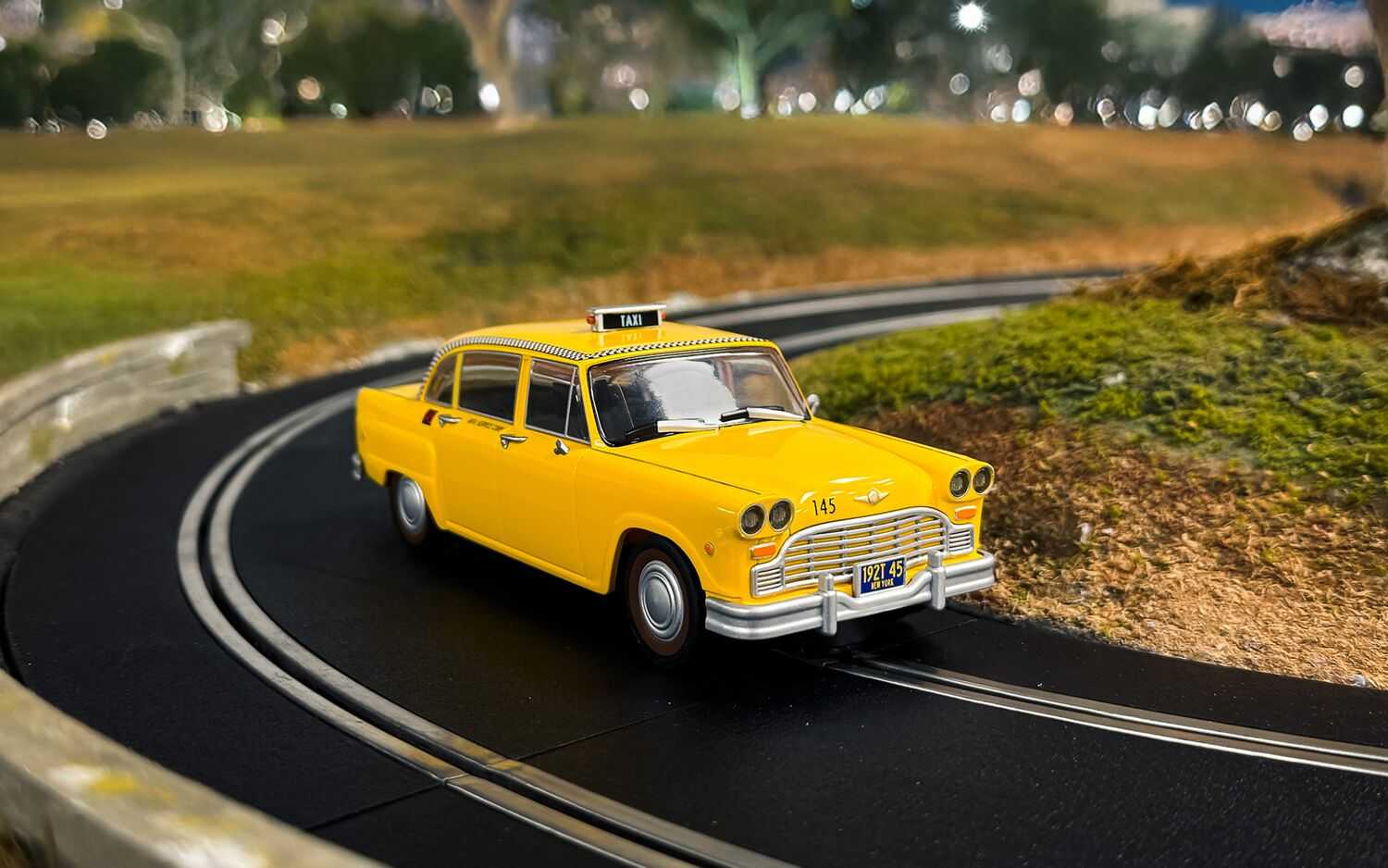 SCALEXTRIC C4606 - James Bond Checker Taxi Cab - Live And Let Die (1:32)