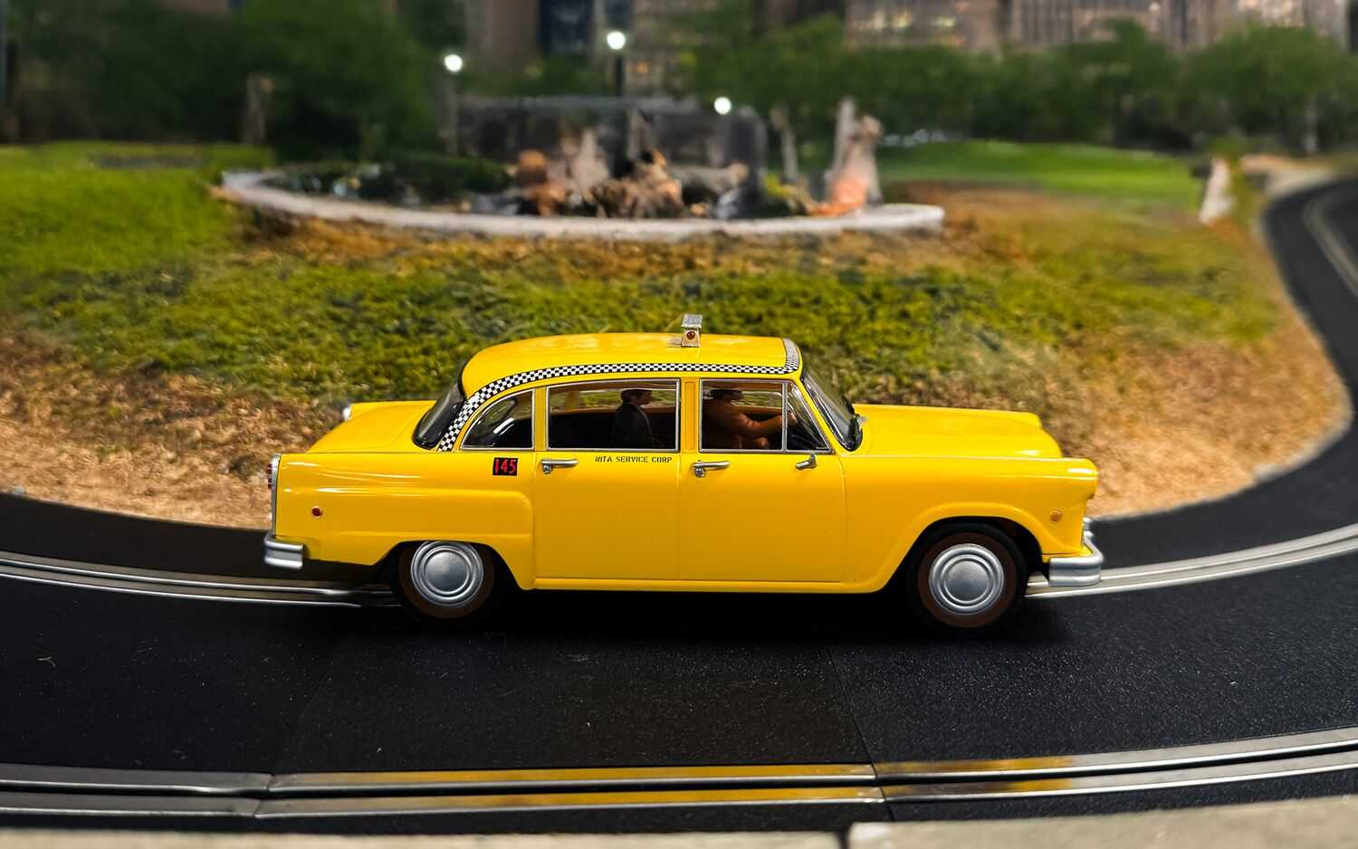 SCALEXTRIC C4606 - James Bond Checker Taxi Cab - Live And Let Die (1:32)