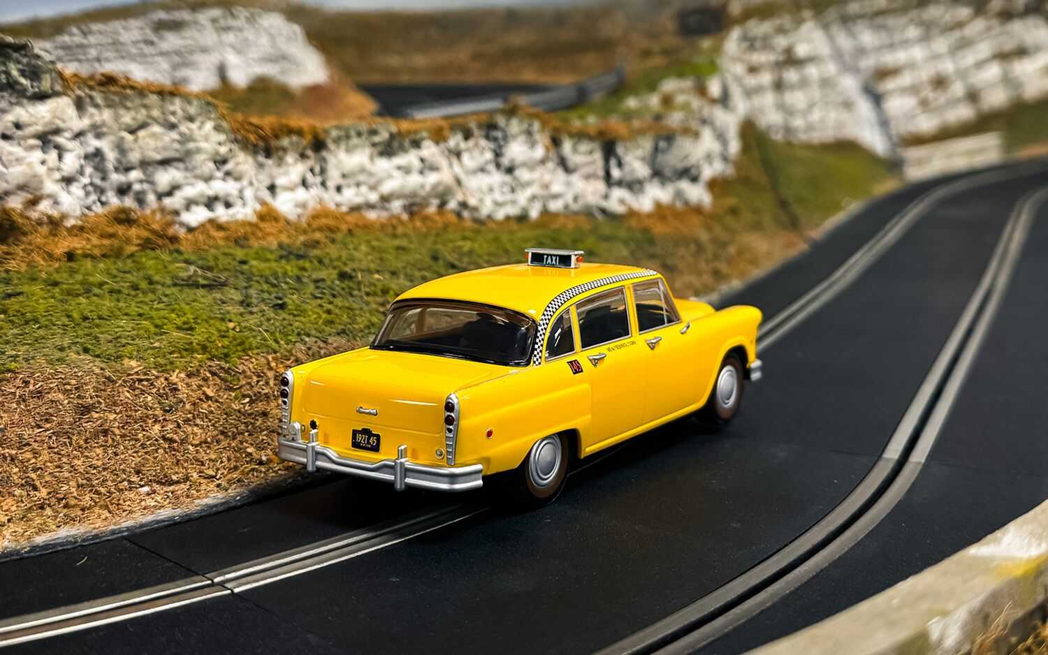 SCALEXTRIC C4606 - James Bond Checker Taxi Cab - Live And Let Die (1:32)