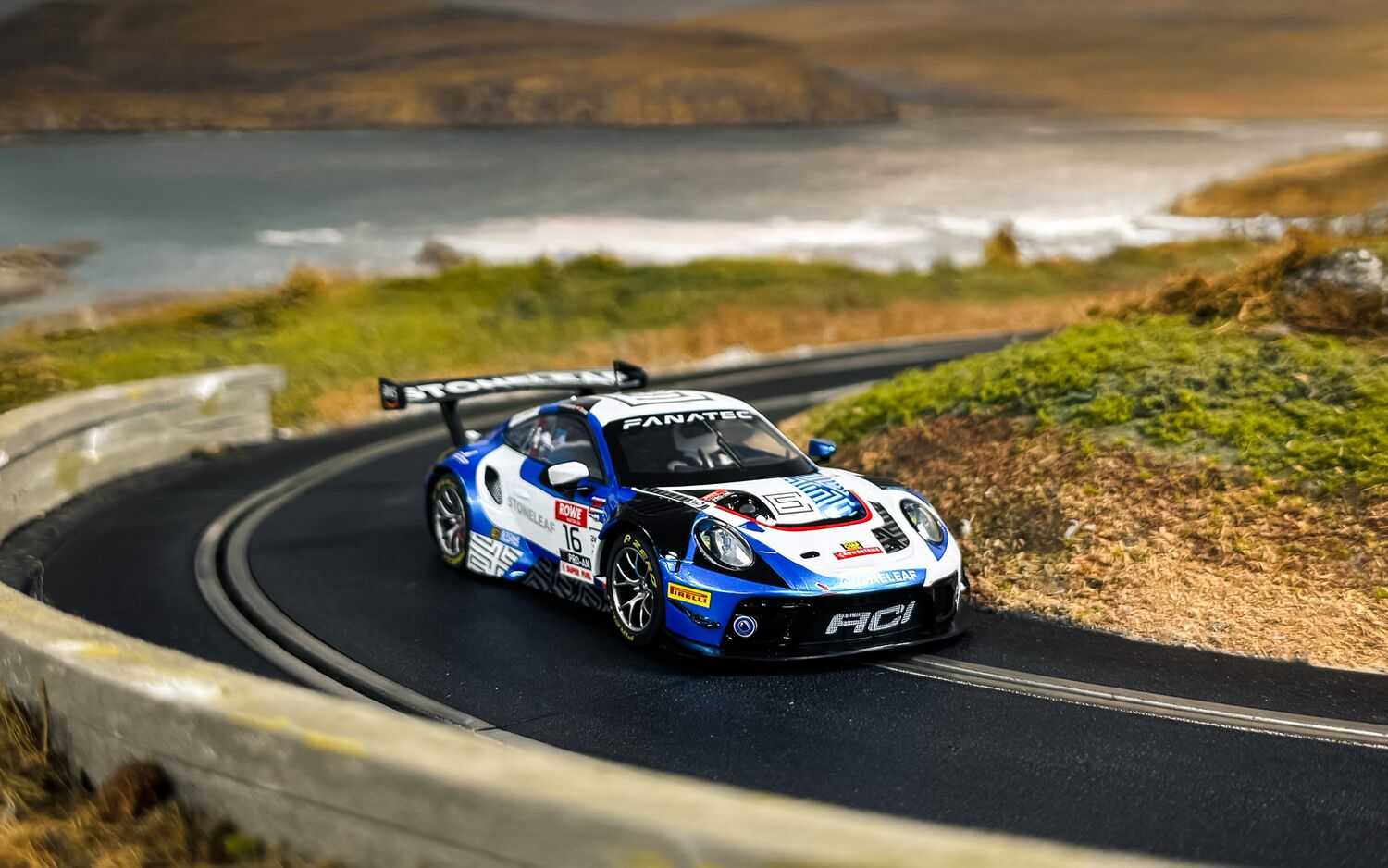 Autíčko GT SCALEXTRIC - Porsche 911 GT3 R ACI Motorsport (1:32)