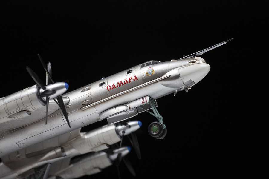 Tu-95 Soviet turboprop strategic bomber (Zvezda 1:144)