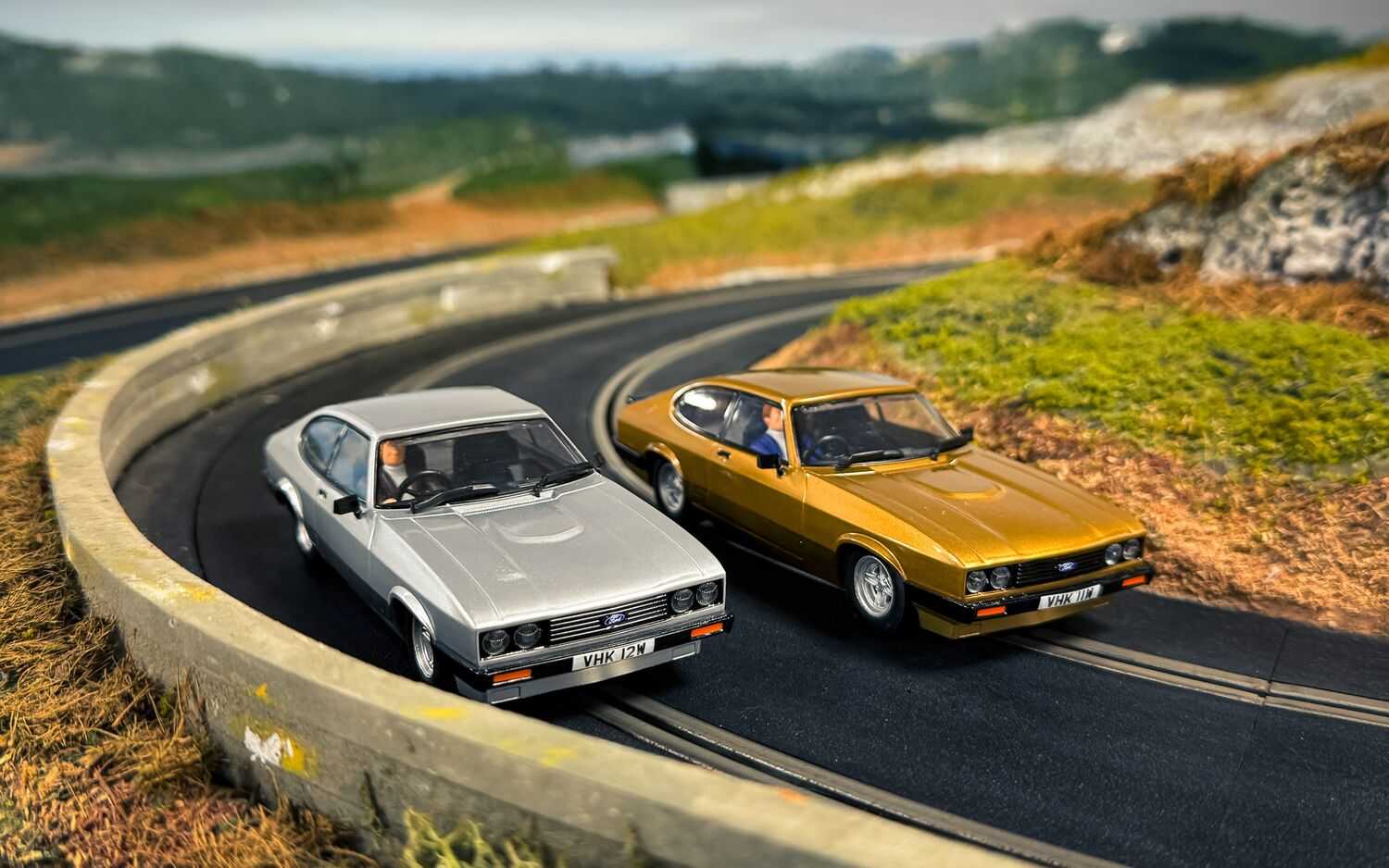 Autíčko Film & TV SCALEXTRIC C4642 - The Professionals Capri Twin Pack (1:32)