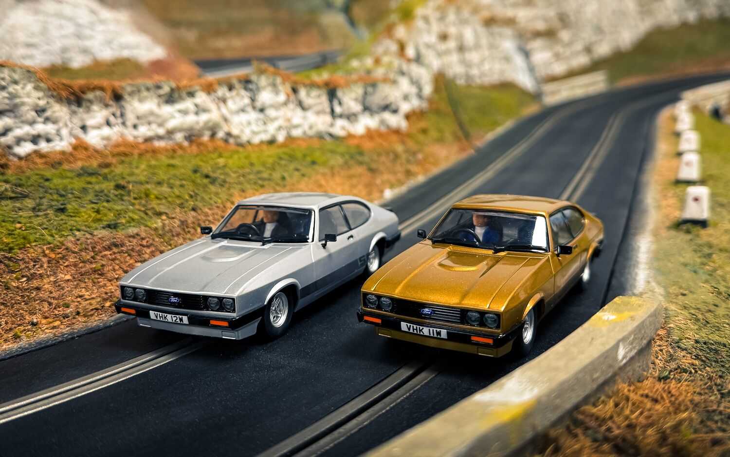 Autíčko Film & TV SCALEXTRIC C4642 - The Professionals Capri Twin Pack (1:32)