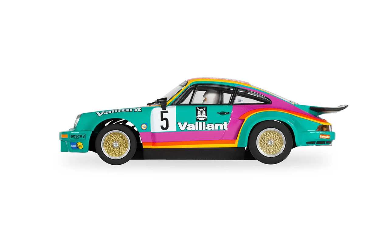Autíčko GT SCALEXTRIC C4439 - Porsche 911 3.0 RSR - Vaillant (1:32)