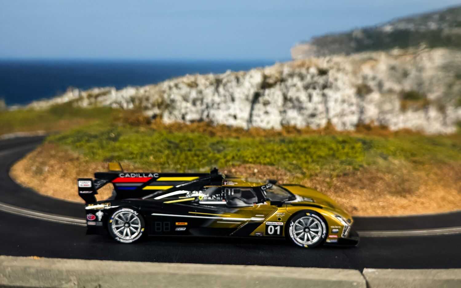 Autíčko GT SCALEXTRIC C4586 - Cadillac V-Series.R - Cadillac Racing No.01 - 12 Hours of Sebring 2024 (1:32)