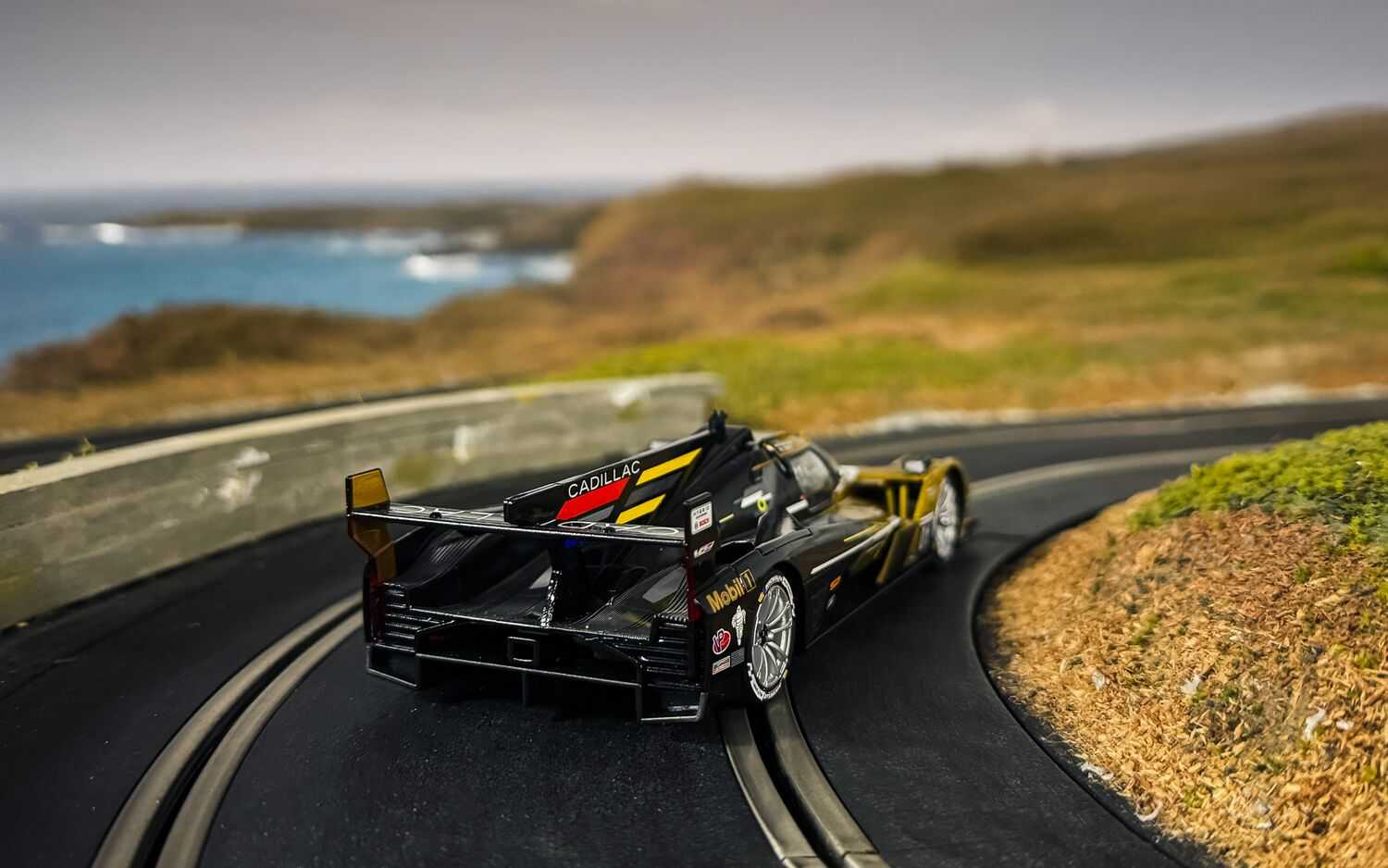 Autíčko GT SCALEXTRIC C4586 - Cadillac V-Series.R - Cadillac Racing No.01 - 12 Hours of Sebring 2024 (1:32)