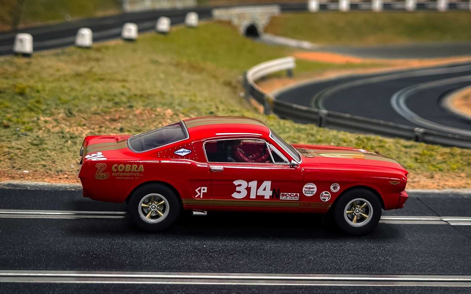 Autíčko GT SCALEXTRIC C4658 - Shelby GT350H - Red and Gold (1:32)