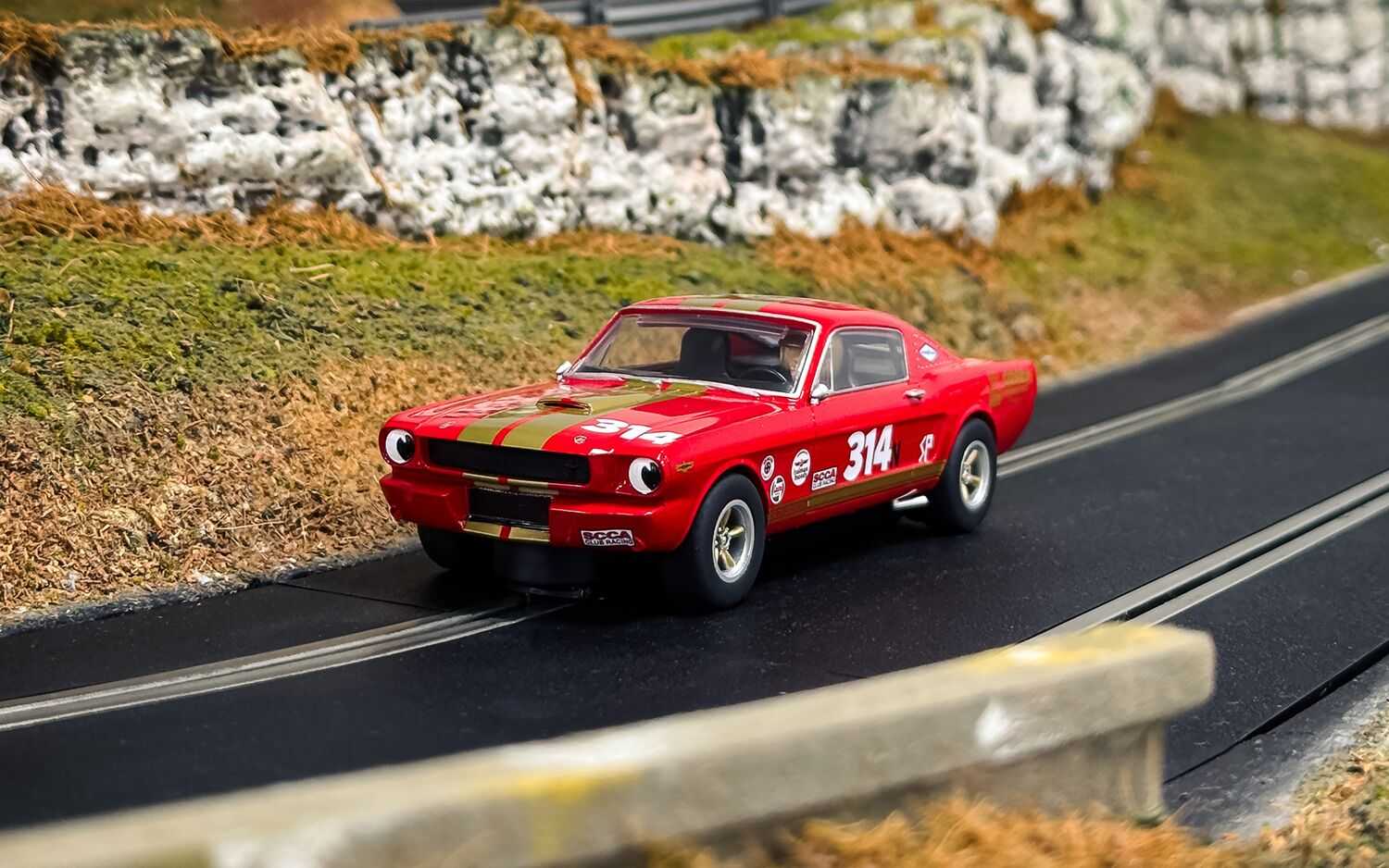 Autíčko GT SCALEXTRIC C4658 - Shelby GT350H - Red and Gold (1:32)