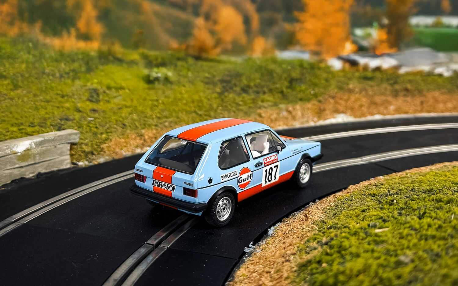 Autíčko Gulf SCALEXTRIC C4609 - Volkswagen Golf Gti (1:32)