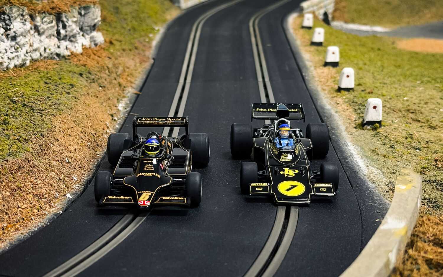 Autíčko Single Seater SCALEXTRIC C4684A - Ronnie Peterson Twin Pack Lotus 72 and 79 (1:32)