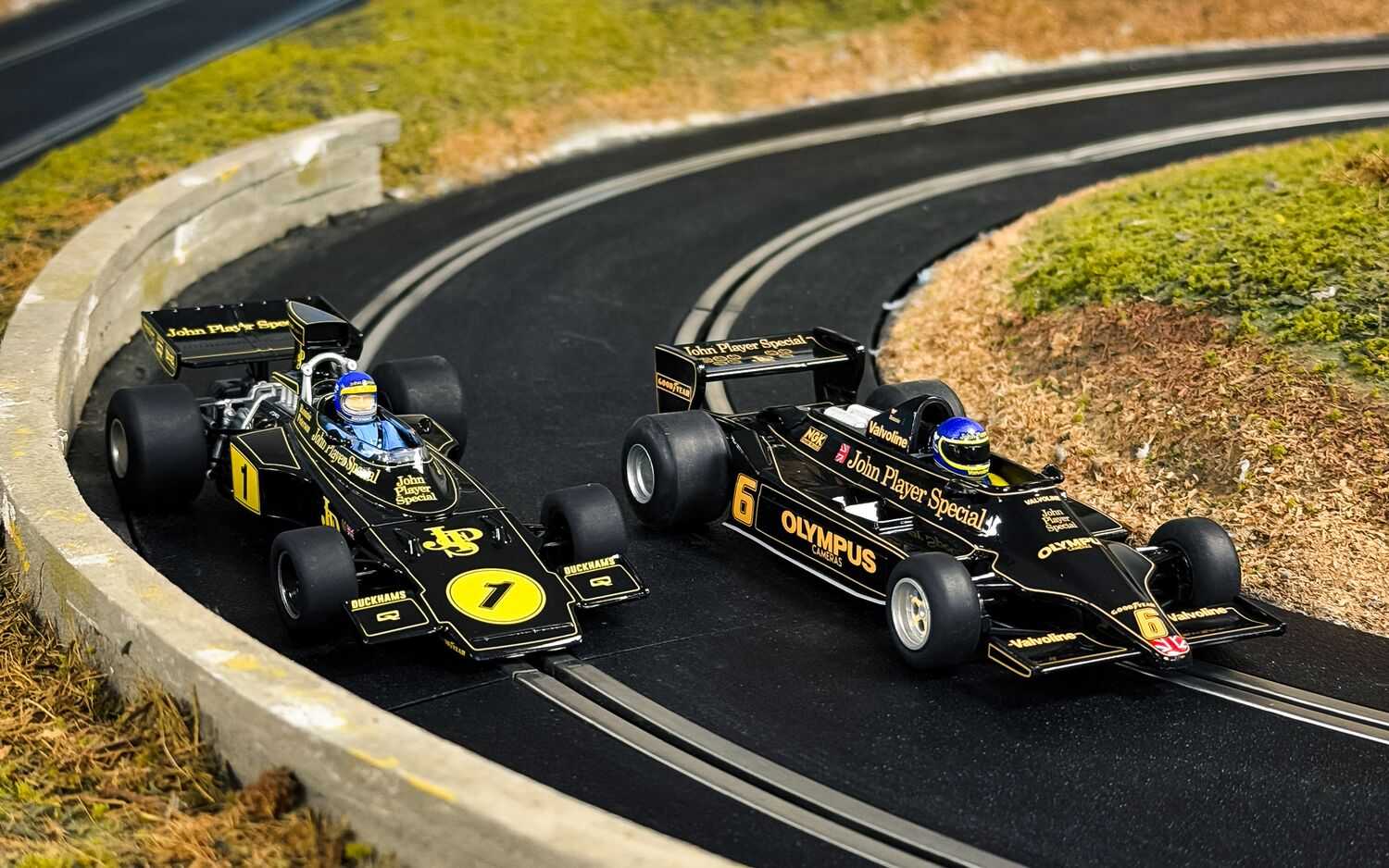 Autíčko Single Seater SCALEXTRIC C4684A - Ronnie Peterson Twin Pack Lotus 72 and 79 (1:32)