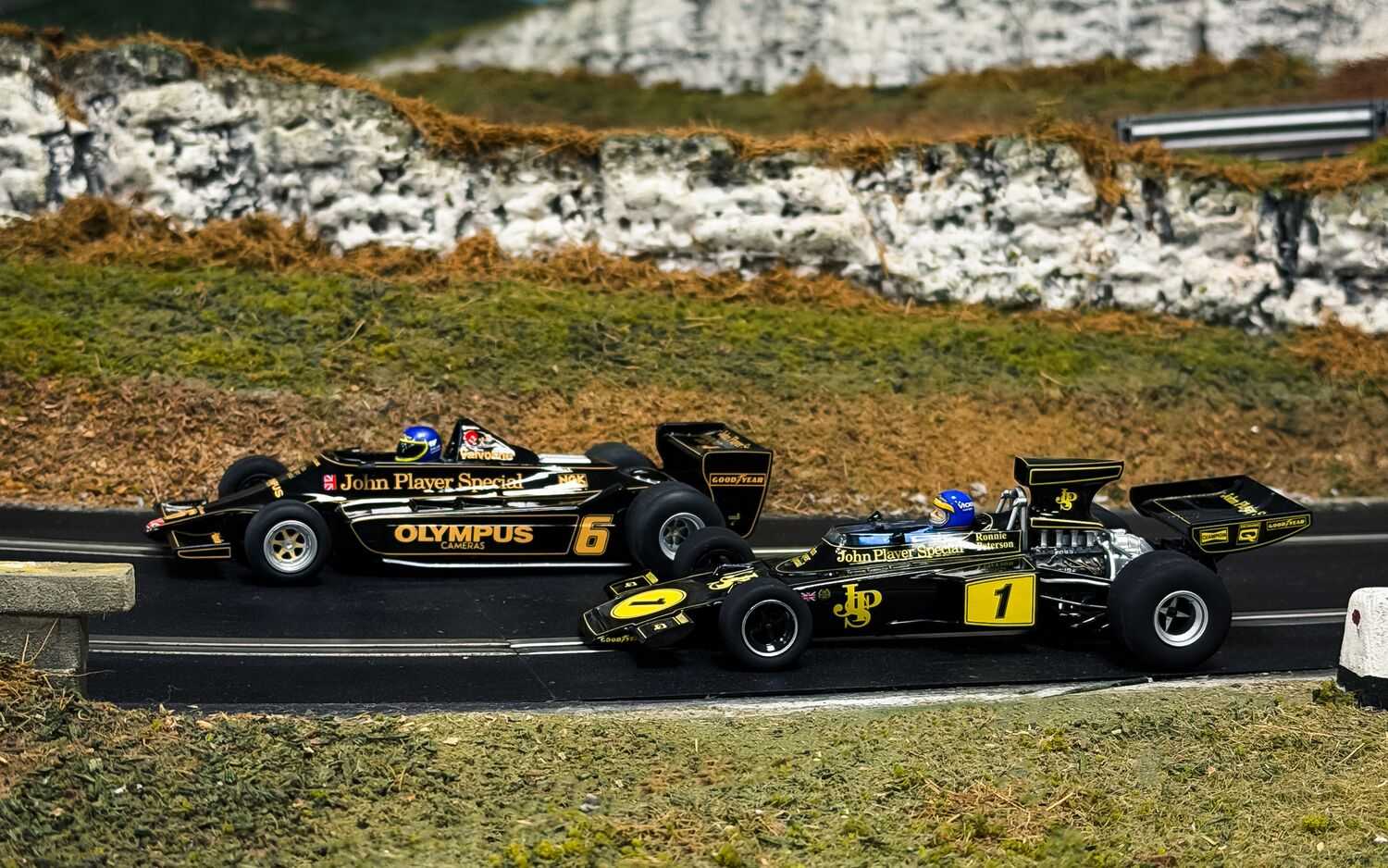 Autíčko Single Seater SCALEXTRIC C4684A - Ronnie Peterson Twin Pack Lotus 72 and 79 (1:32)
