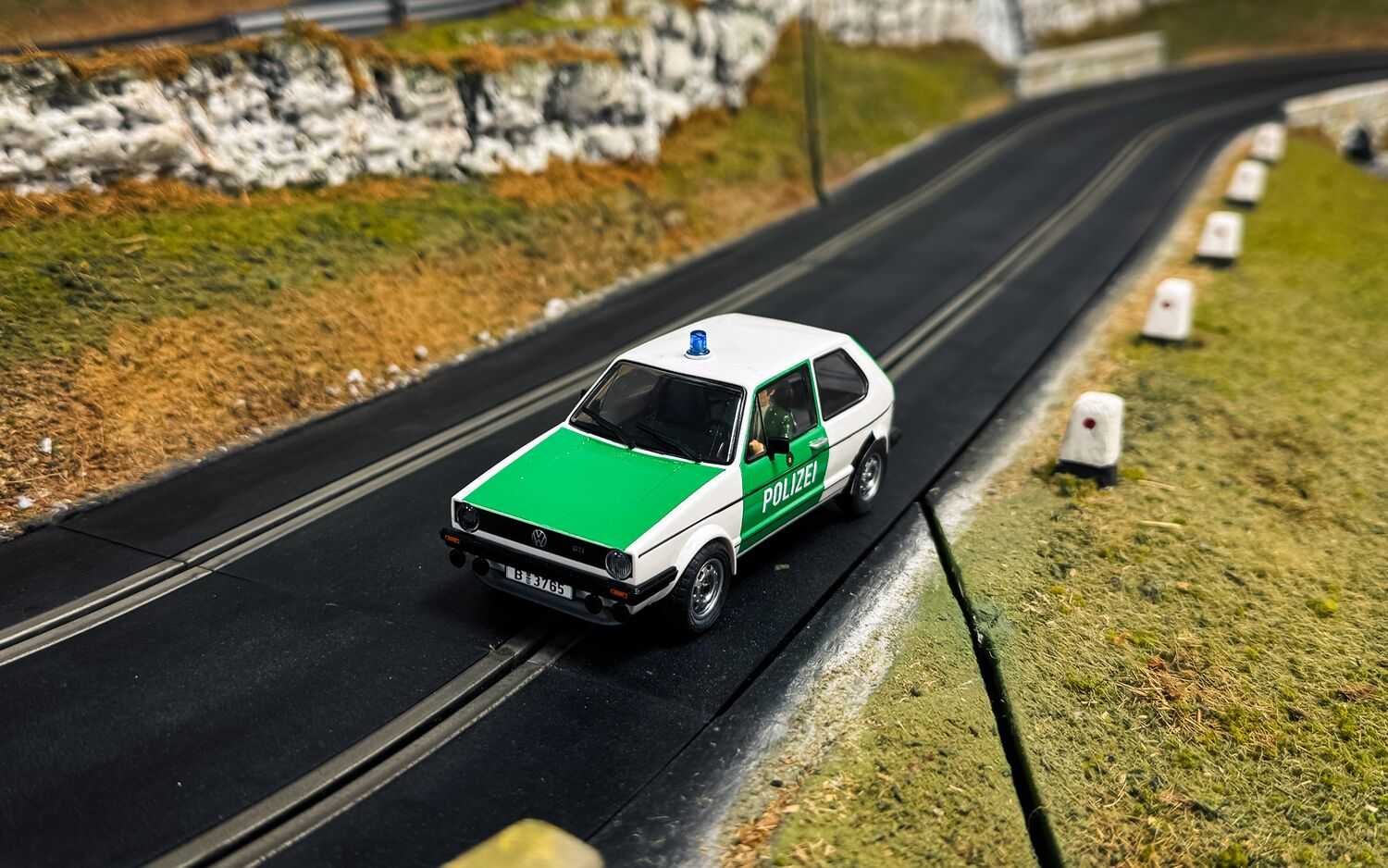 Autíčko Street SCALEXTRIC C4572 - Volkswagen Golf MK1 - Polizei (1:32)