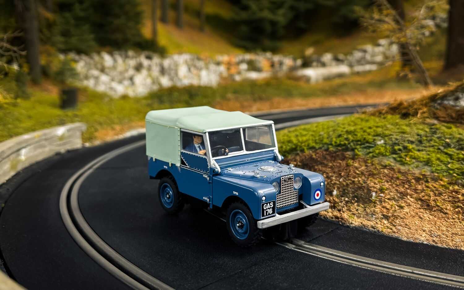Autíčko Street SCALEXTRIC C4661 - Land Rover Series 1 – RAF (1:32)
