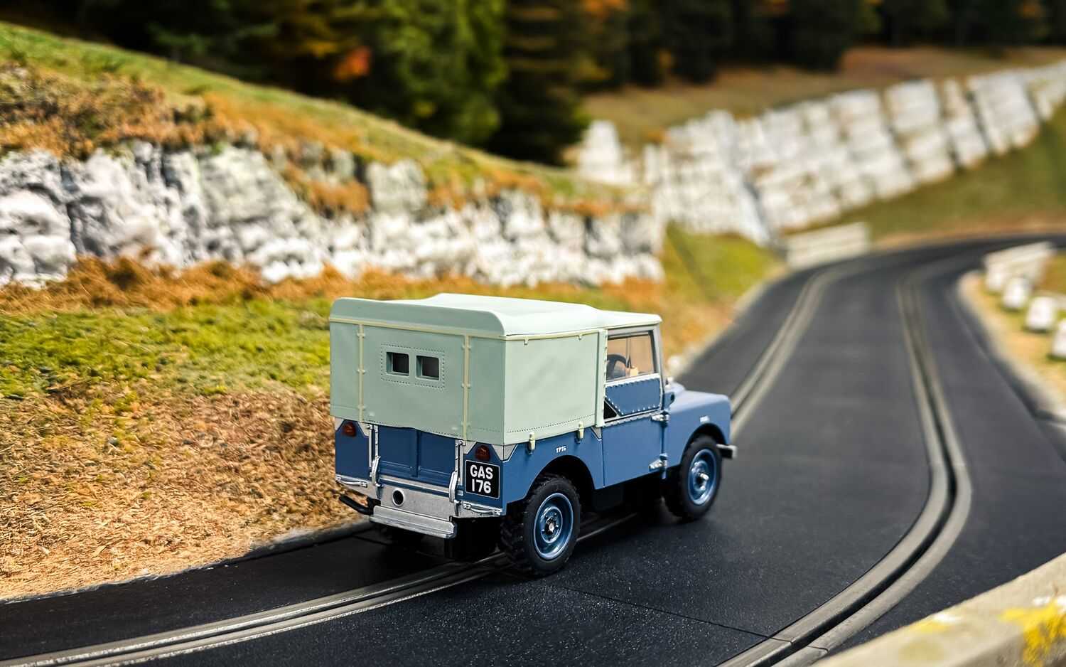 Autíčko Street SCALEXTRIC C4661 - Land Rover Series 1 – RAF (1:32)