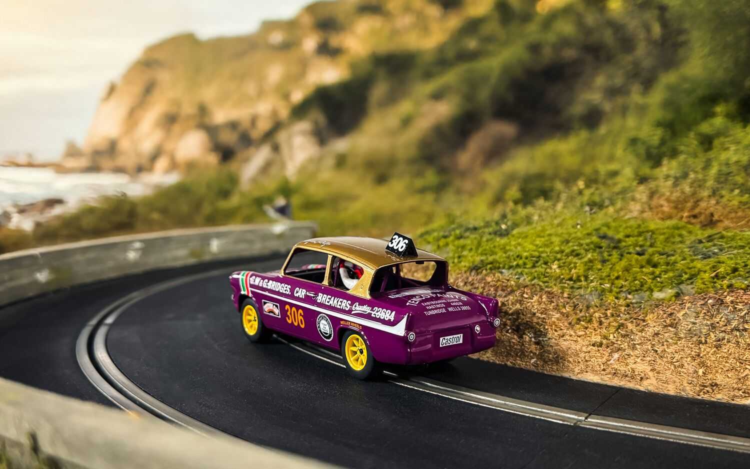 Autíčko Touring SCALEXTRIC C4584 - Ford Anglia 105e George Polley 306 (1:32)