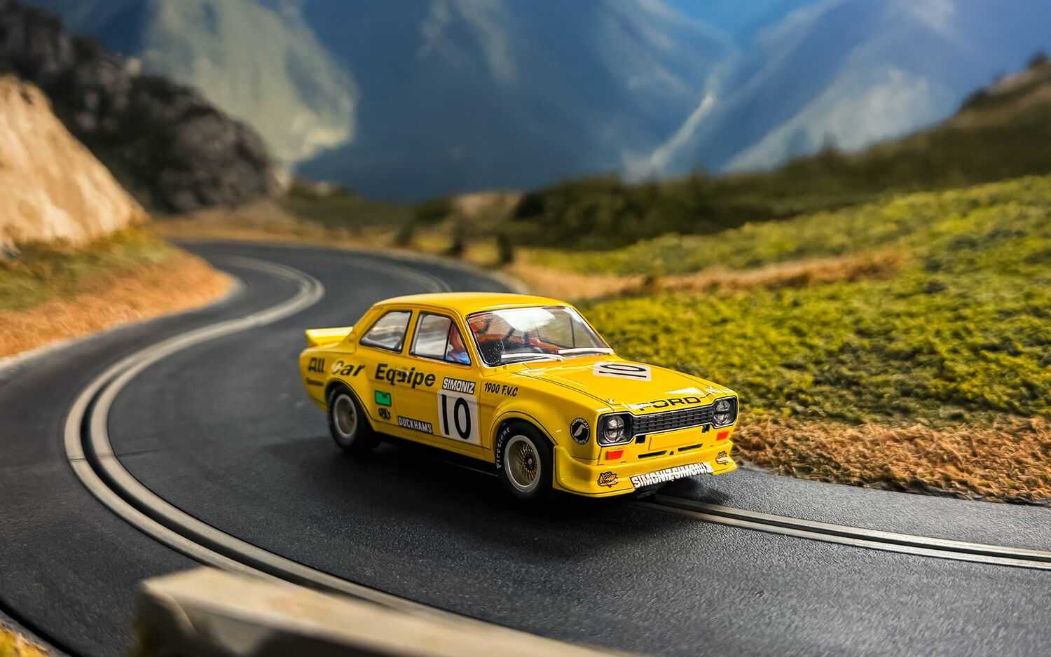 Autíčko Touring SCALEXTRIC C4590 - Ford Escort MK1 - All Car Equipe - Nick Whiting (1:32)