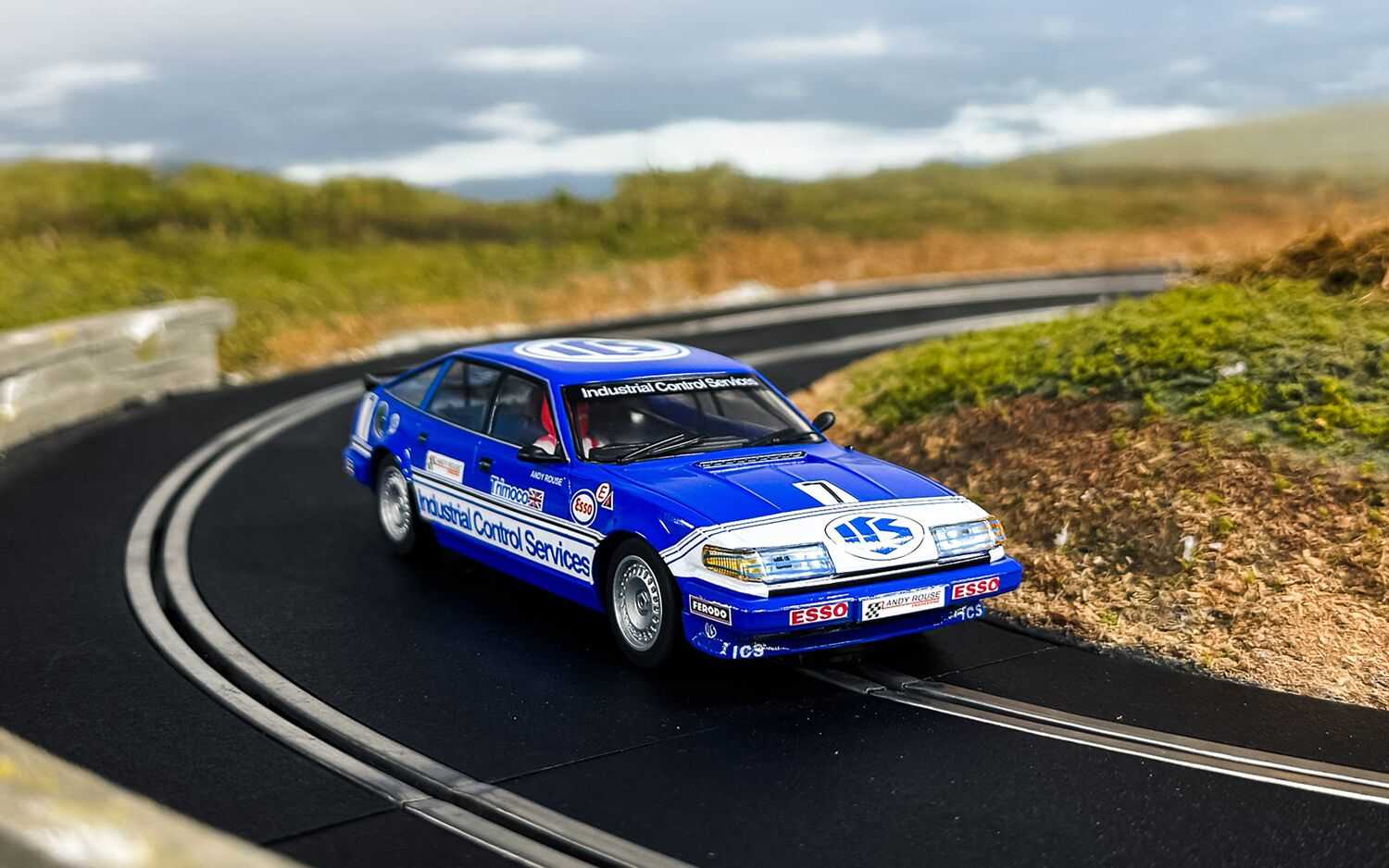 Autíčko Touring SCALEXTRIC C4634 - Rover SD1 - BTCC 1984 - Andy Rouse (1:32)