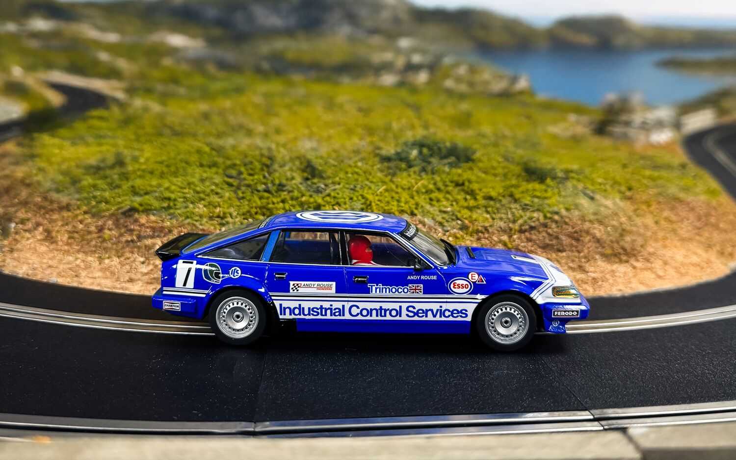Autíčko Touring SCALEXTRIC C4634 - Rover SD1 - BTCC 1984 - Andy Rouse (1:32)