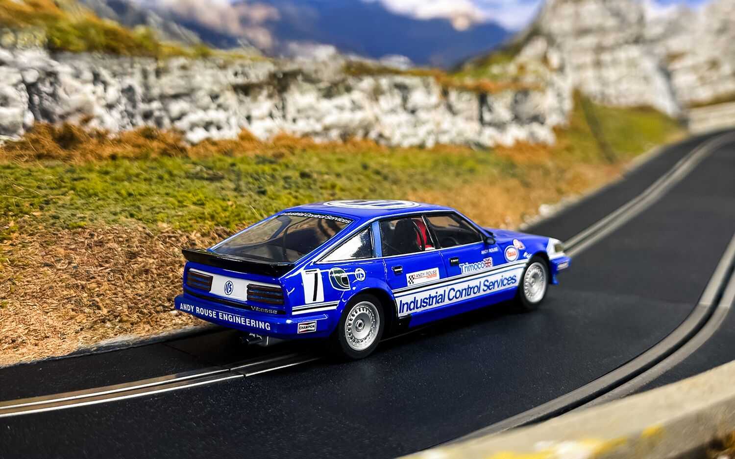 Autíčko Touring SCALEXTRIC C4634 - Rover SD1 - BTCC 1984 - Andy Rouse (1:32)