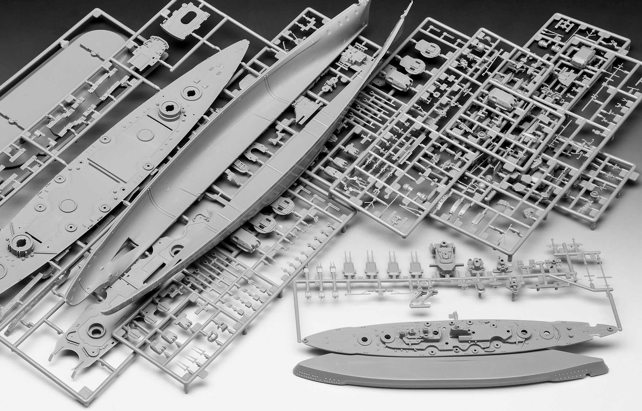 Gift-Set loď 05637 - The Legendary Bismarck (1:700 + 1:1200)