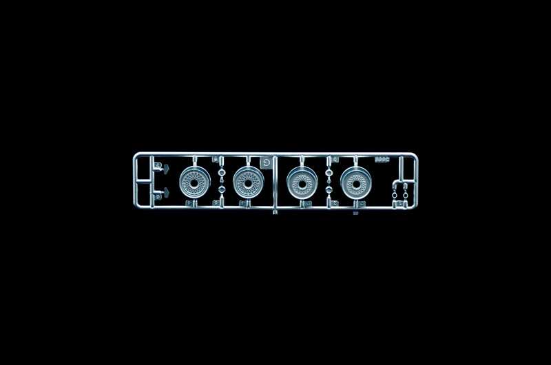 Model Kit auto 3669 - Jaguar XJ 220 Race Car (1:24)