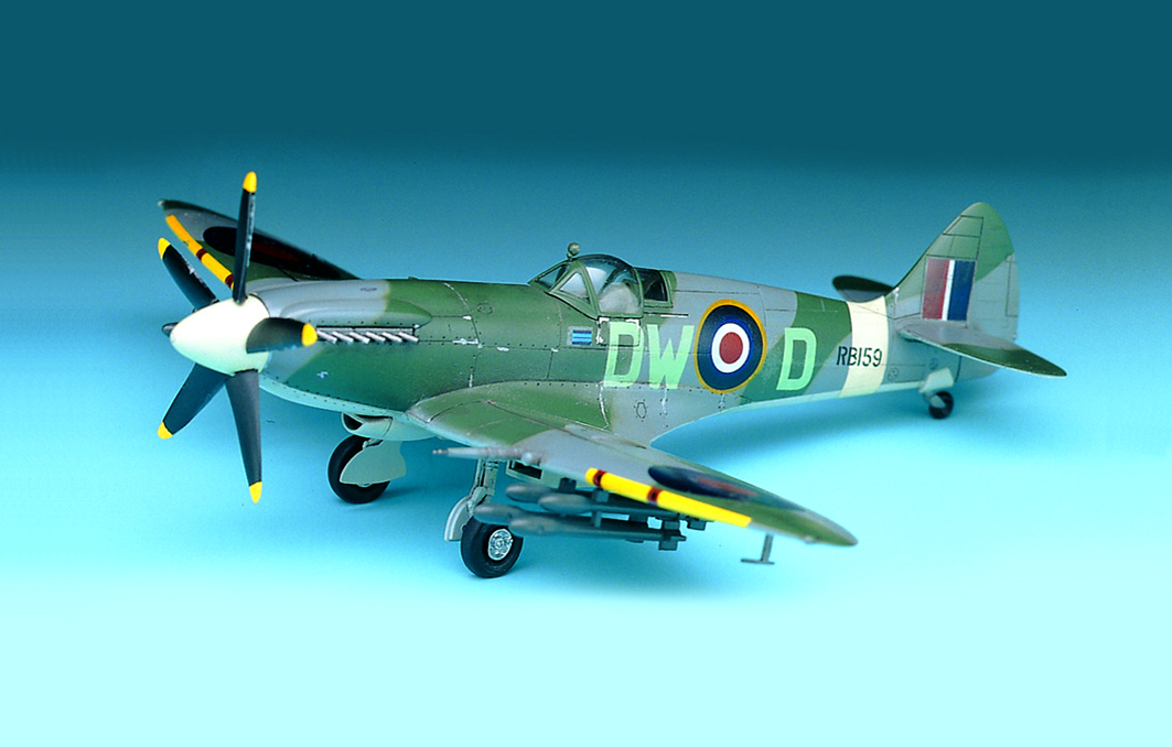 Model Kit letadlo 12484 - SPITFIRE MK.XIVC (1:72)