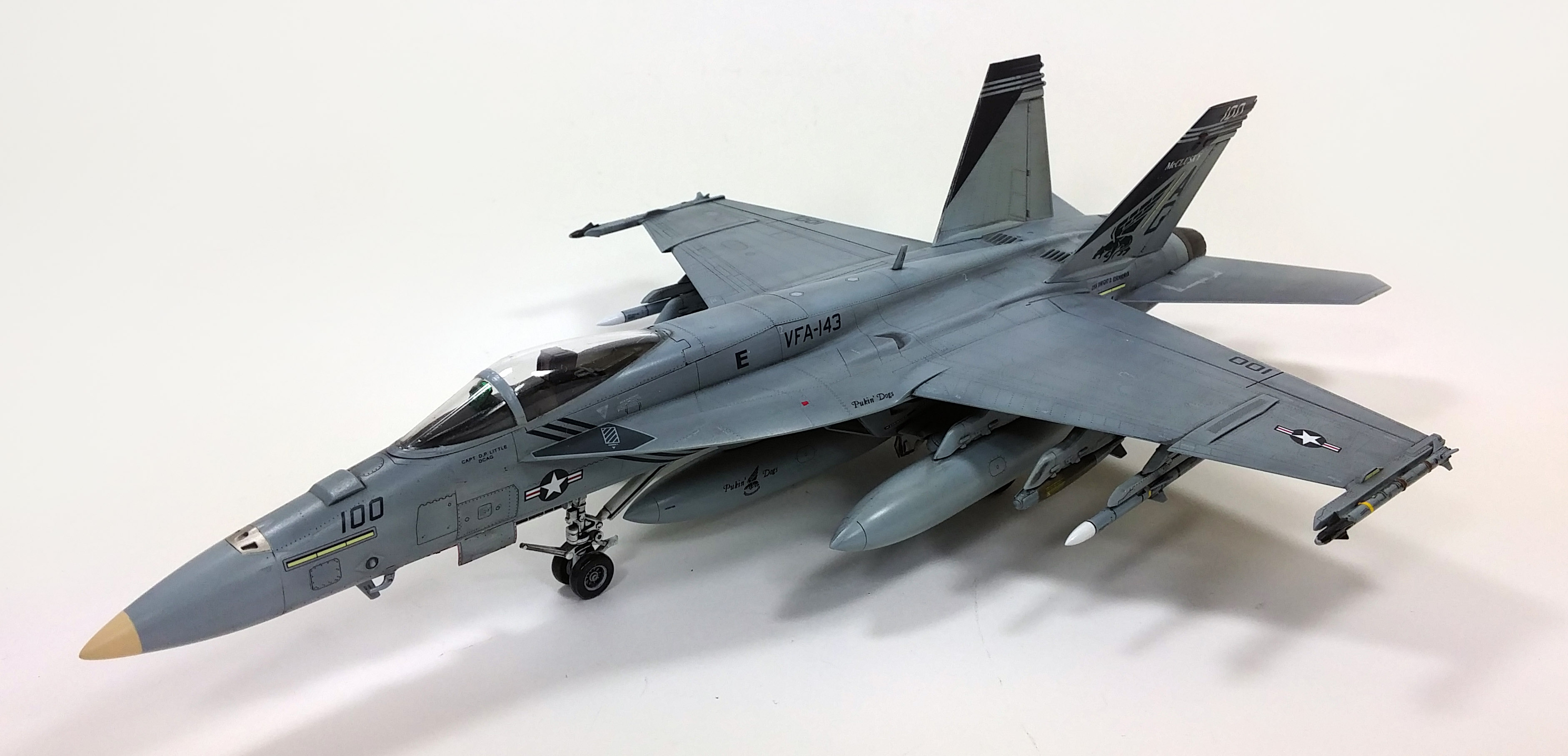 Model Kit letadlo 12547 - USN F/A-18E VFA-143 "PUKIN DOGS" (1:72)