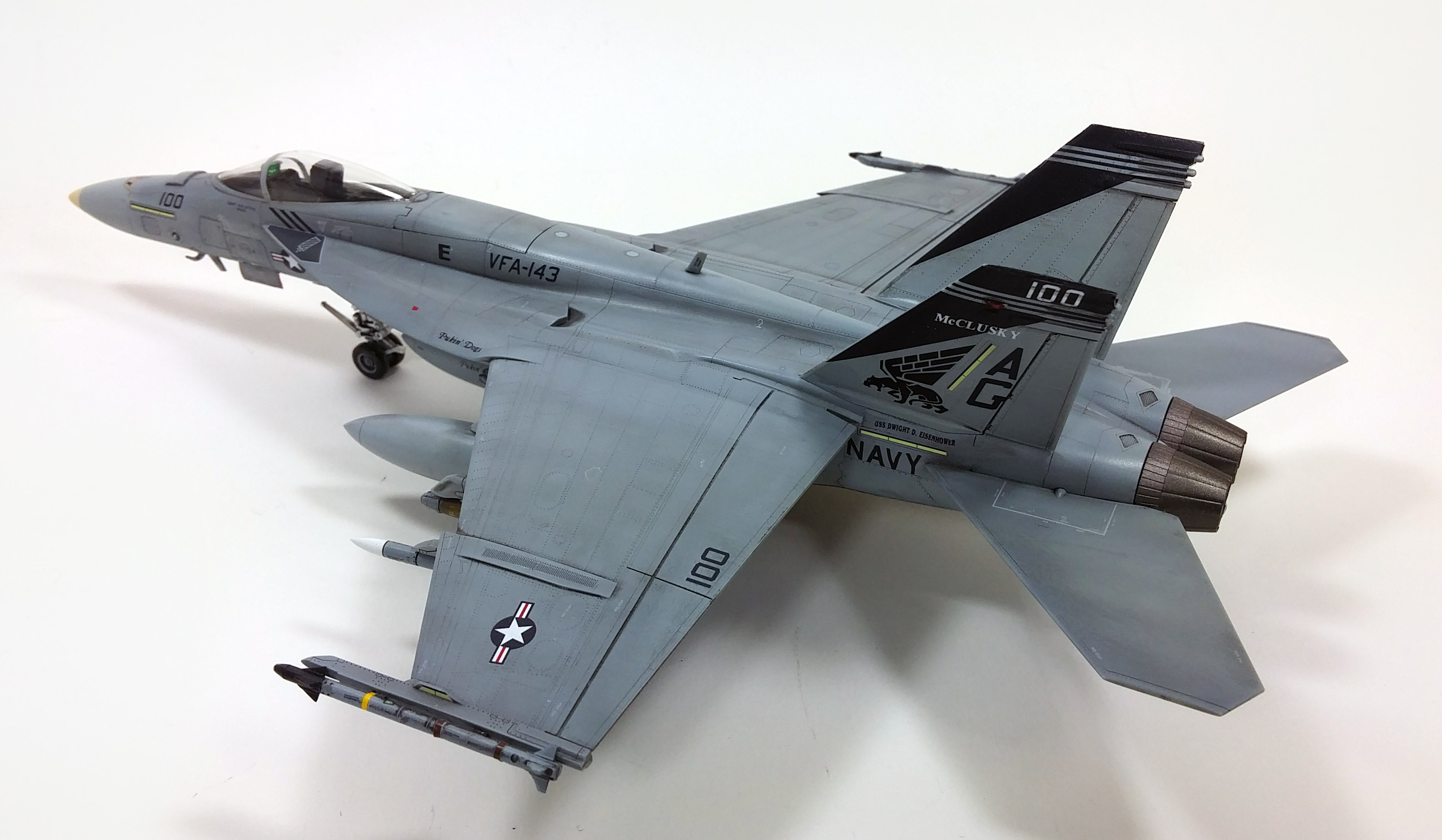 Model Kit letadlo 12547 - USN F/A-18E VFA-143 "PUKIN DOGS" (1:72)