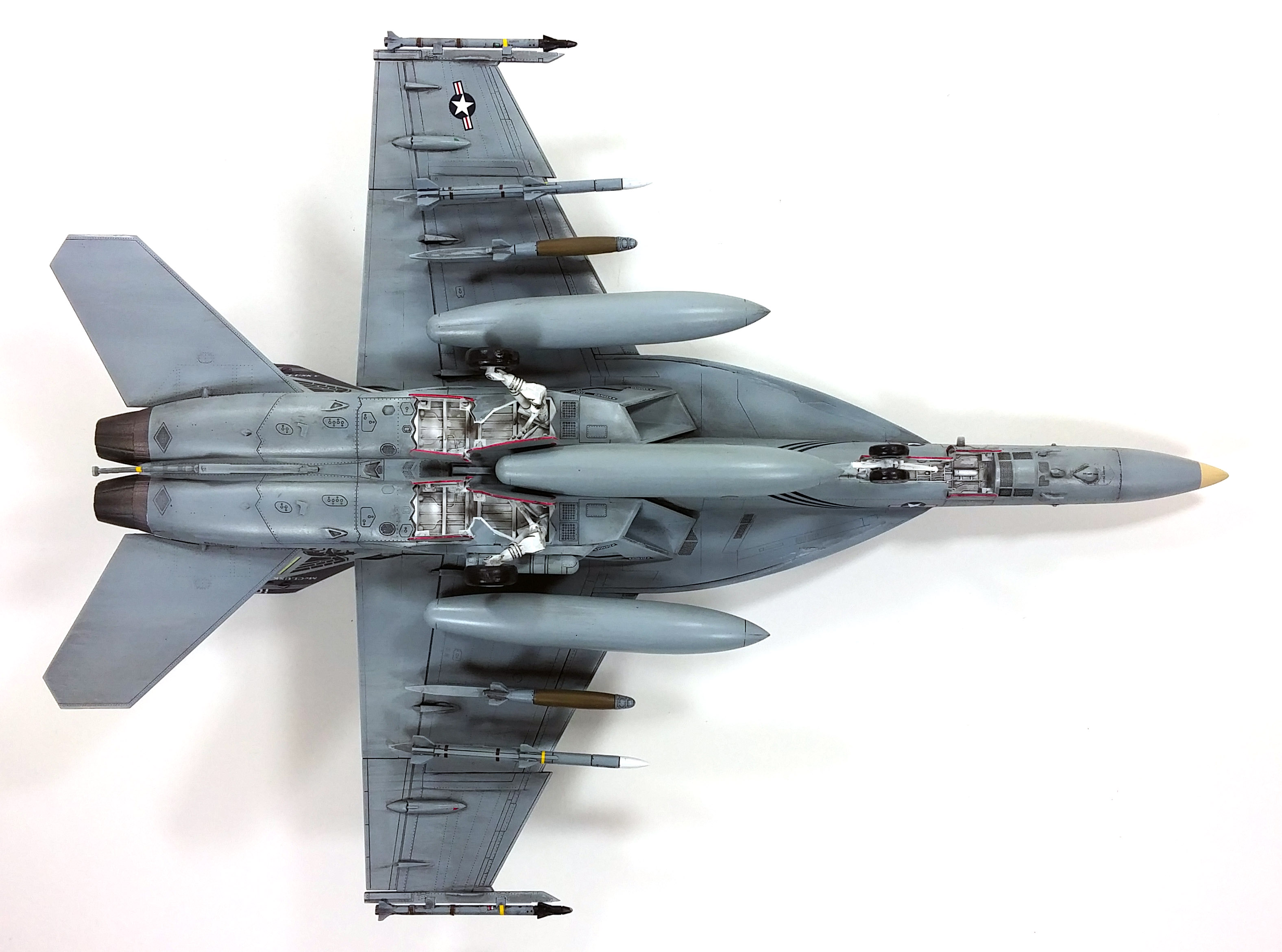 Model Kit letadlo 12547 - USN F/A-18E VFA-143 "PUKIN DOGS" (1:72)