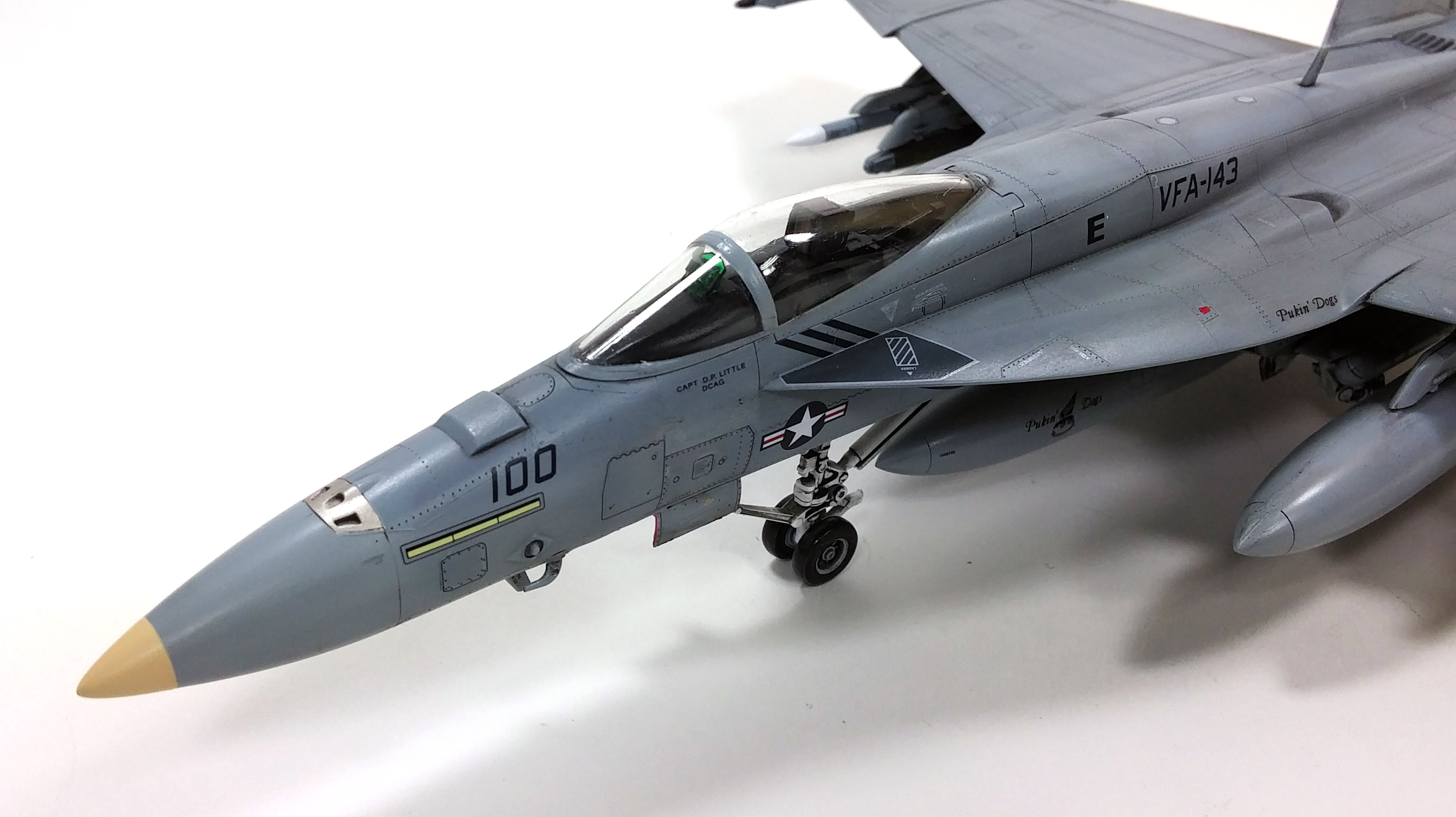 Model Kit letadlo 12547 - USN F/A-18E VFA-143 "PUKIN DOGS" (1:72)