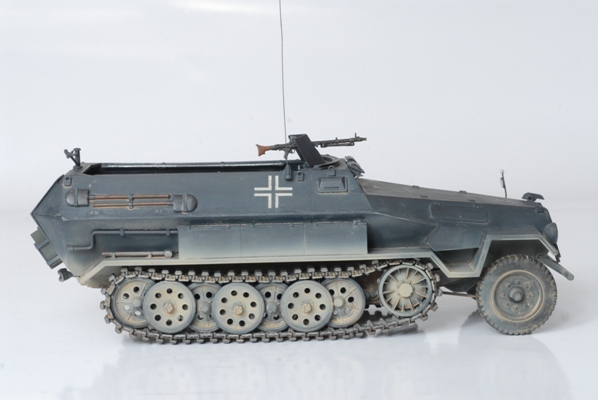 Model Kit military 3572 - Hanomag Sd.Kfz.251/1 Ausf.B (1:35)