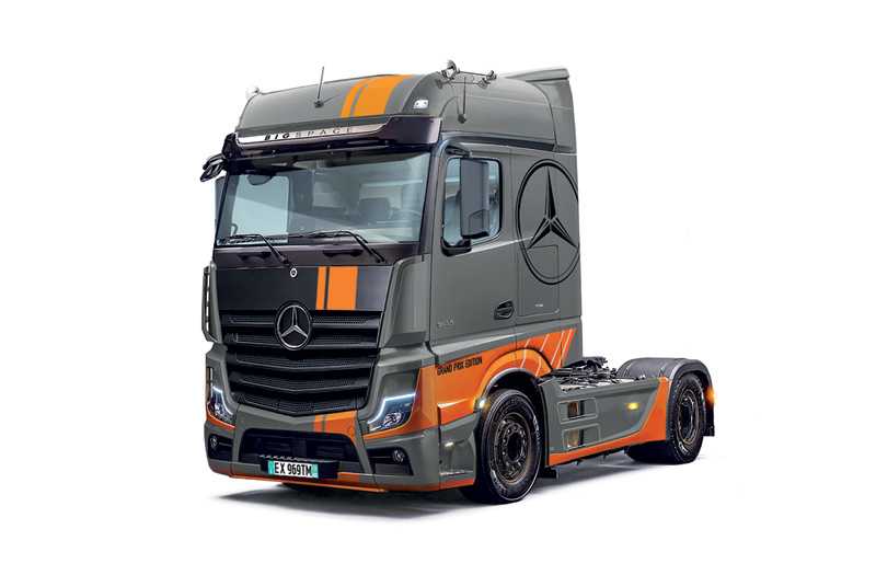 Model Kit truck 3968 - Mercedes-Benz Actros MP4 Space Grand Prix Edition (1:24)