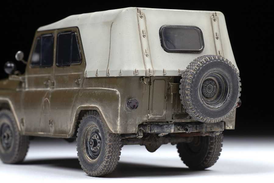 Model kit military 3629 - UAZ-469 Soviet 4WD off-road vehicle (1:35)