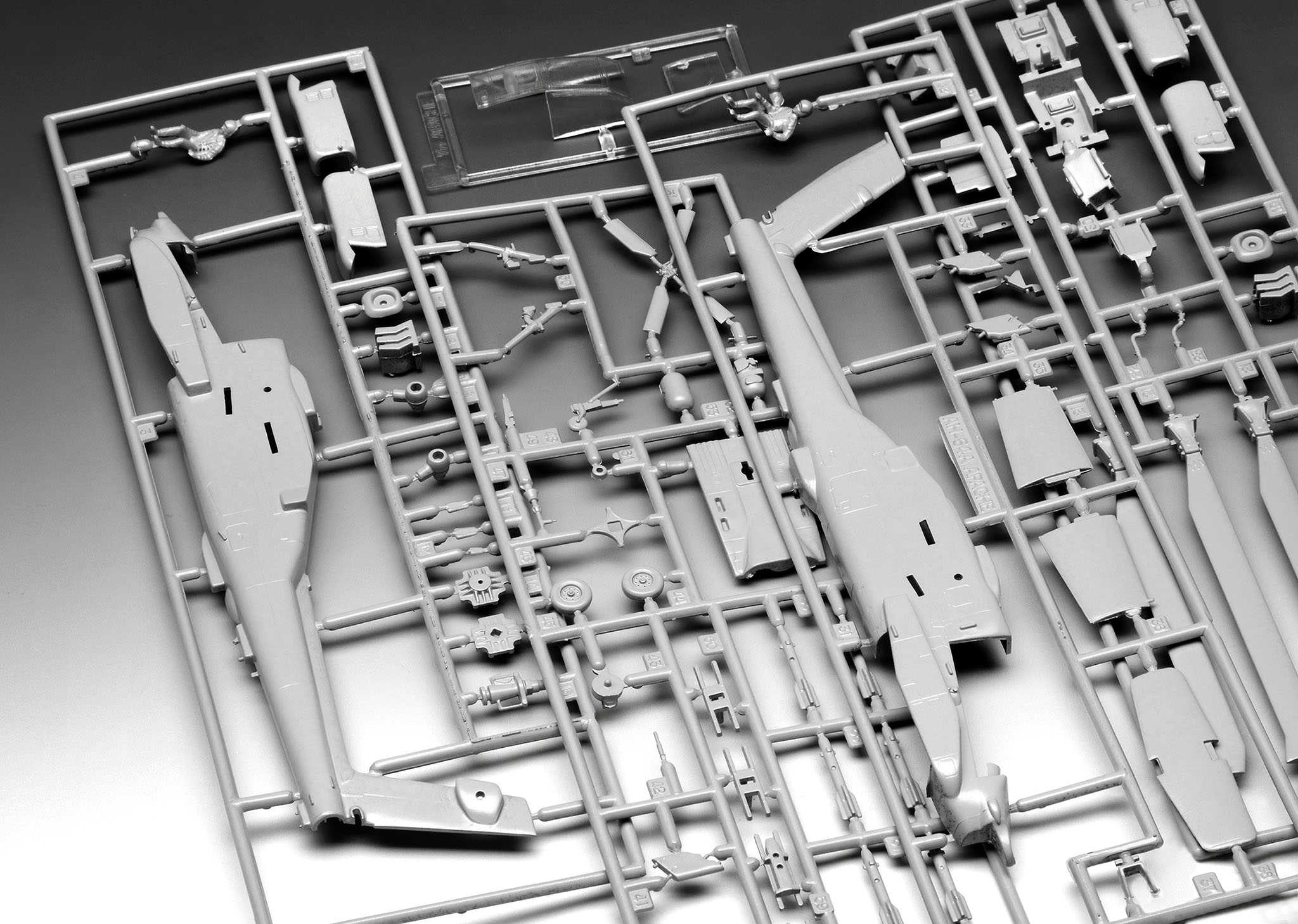 ModelSet vrtulník 63824 - AH-64A Apache (1:72)