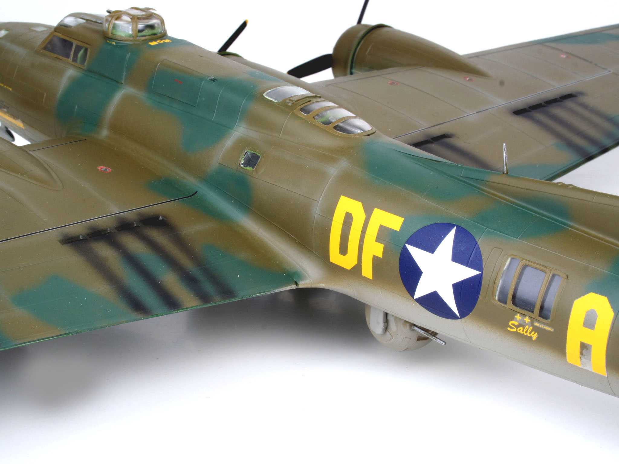 Plastic ModelKit letadlo 04279 - B-17F "Memphis Belle" (1:72)