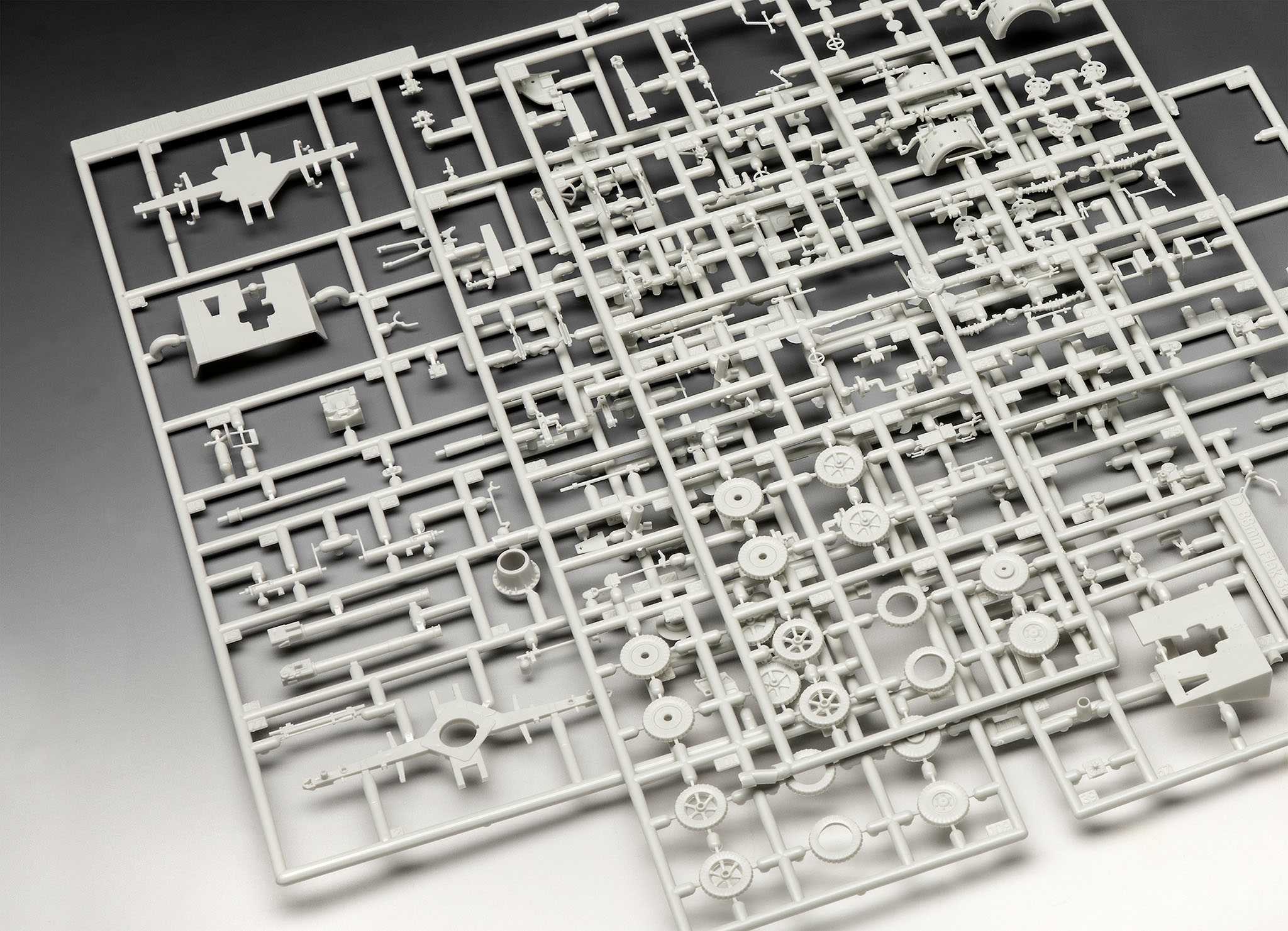 Plastic ModelKit military 03325 - 8,8 cm Flak 37 + Sd.Anh.202 (1:72)